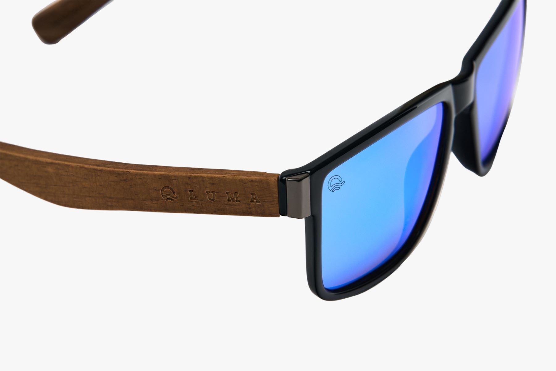 Men's sunglasses with black rims and wooden leg